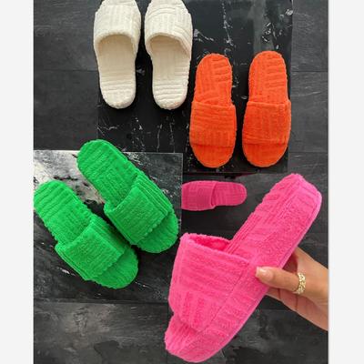 Модные женские новые домашние тапочки, одно слово, теплые пушистые женские туфли на толстой подошве, тисненые хлопковые тапочки для улицы, универсальные повседневные тапочки