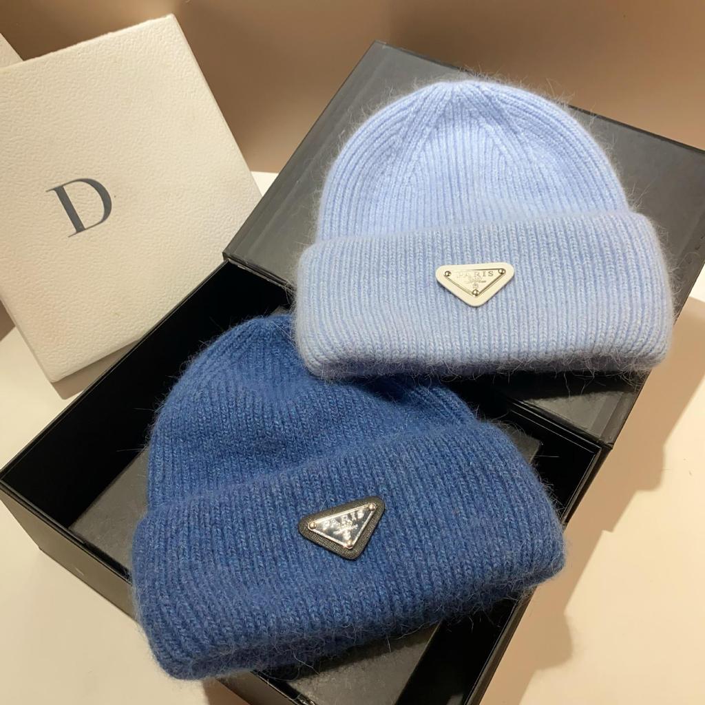 Зимняя шапка с защитой ушей французской вязки с мехом кролика - теплая, стильная, дизайн перевернутый треугольник, шерсть с двойным подгибом