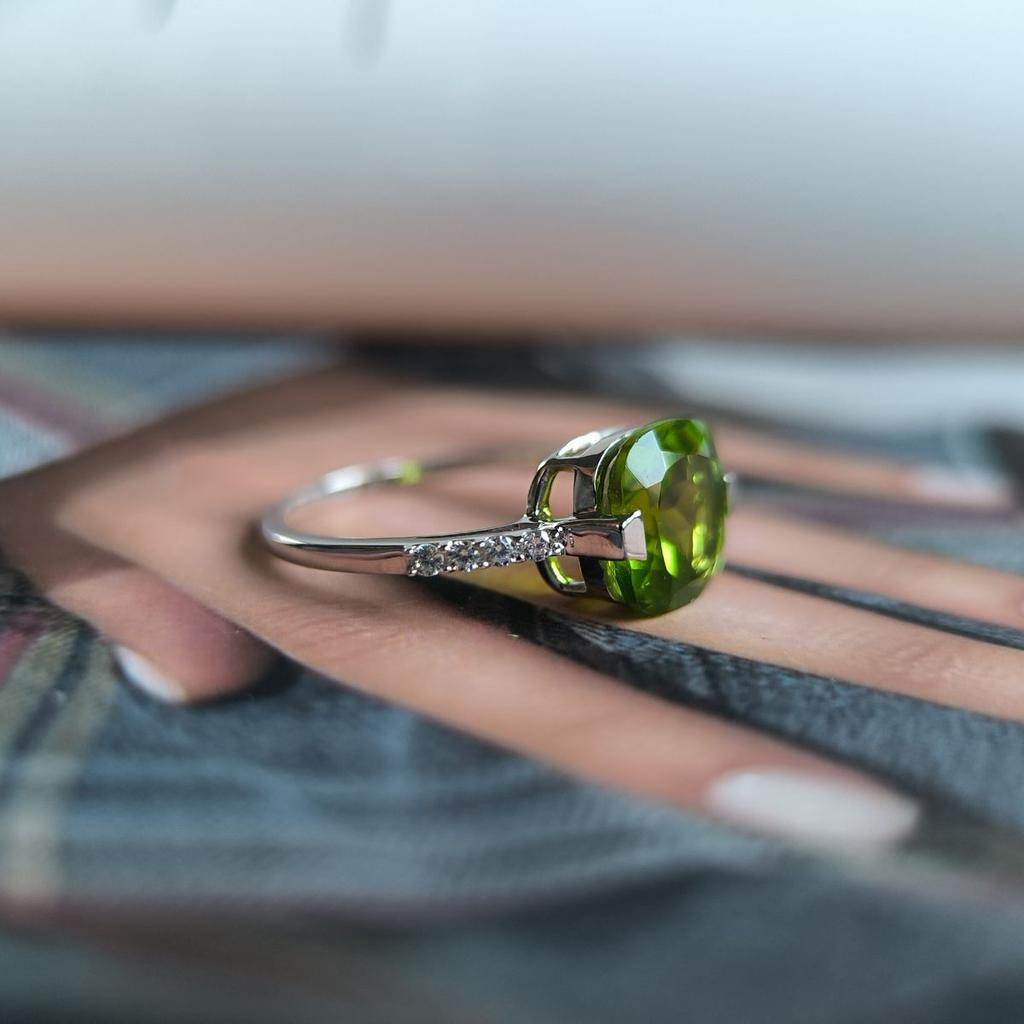 Серебряное кольцо с хризолітом, вес изделия 2,18 гр (60002165)