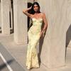 Вечернее платье без спинки с цветочными украшениями и тонкими бретелями