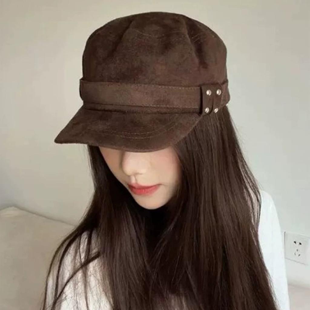 Retro British style suede equestrian hat women's autumn and winter warm versatile flat top hat showing face small brown newsboy hat