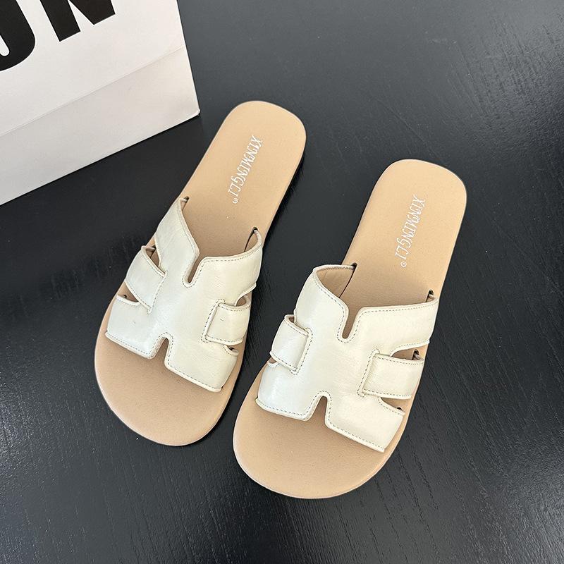 Сказочный летний бриз с новыми тапочками, женщина в пляжной юбке, однословные плоские сандалии