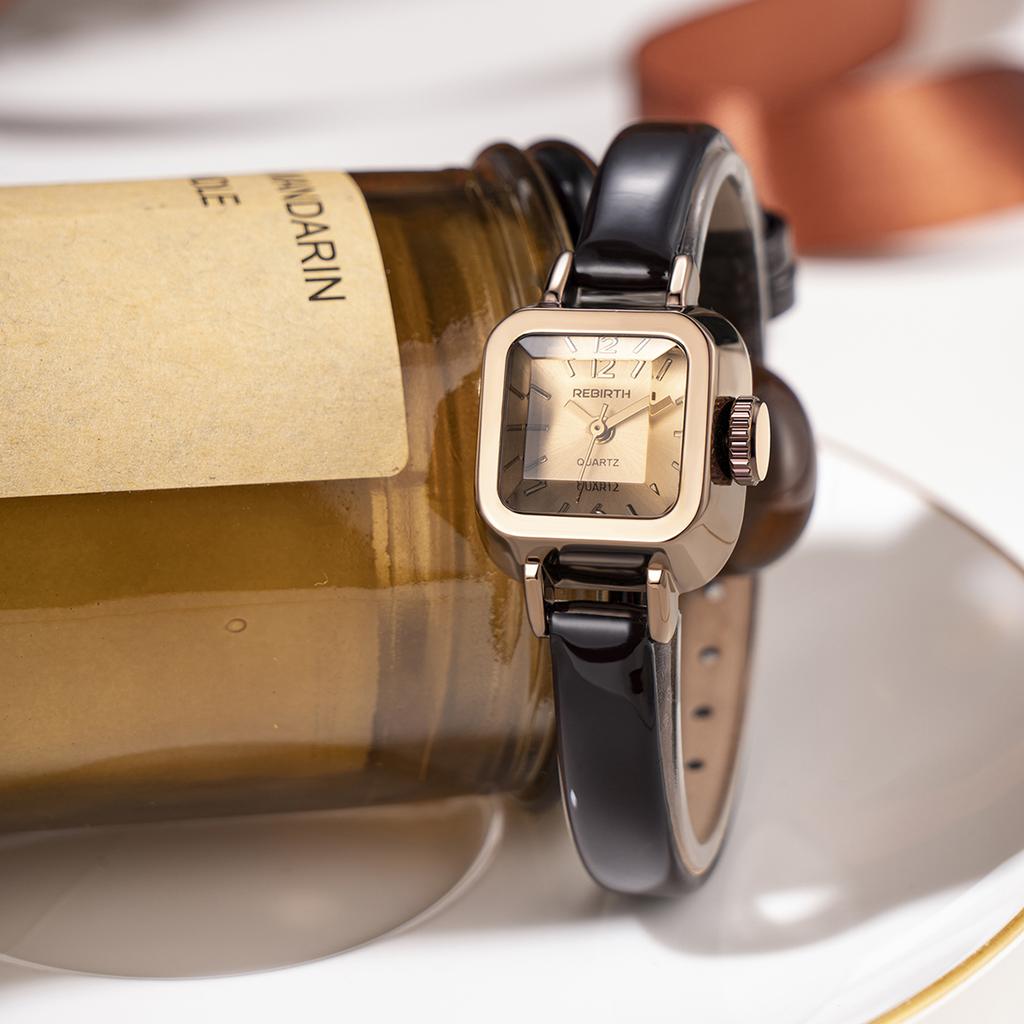 Simple Retro Women's Quartz Watch with a Compact Oval Dial and Slim Leather Strap for Everyday Wear
