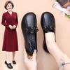 Обувь для мам весна и осень новые кожаные туфли для среднего возраста туфли для среднего возраста и пожилых женщин на плоской подошве с мягкой подошвой нескользящие удобные