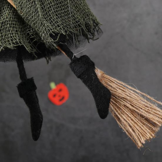 Маленькая кукла ведьма на Хэллоуин, подвесное украшение ведьма, декоративная фигурка летающей ведьмы на метле для декора дома, кухни, дерева, для помещений и улицы