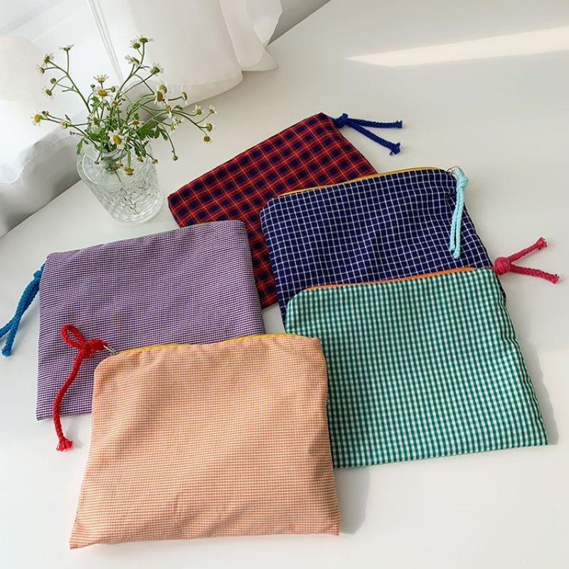 DJDF Classic Small Checkered Makeup Bag Portable for Going Out, Retro Contrast Large Capacity Multi Functional Pen Case