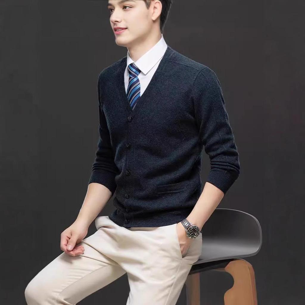 Мужской шерстяной кардиган 2024: Осенне-зимняя плотная однобортная вязаная куртка с V-образным вырезом и карманами.