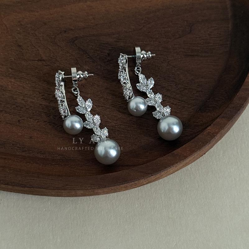 Niche branches and leaves with diamonds, double pearl pendant earrings, light luxury wedding commute, thin lady, exquisite shining earrings, woman