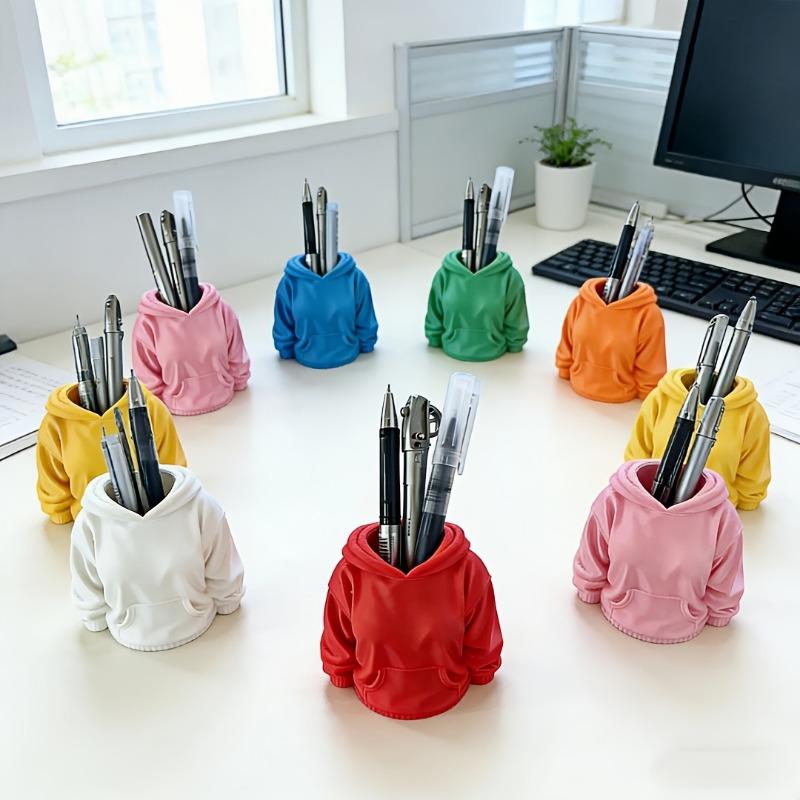 1PC Creative hooded sweater pen holder! It can hold pens and stationery, and it is placed on the desk as both a storage bucket and an ornament!