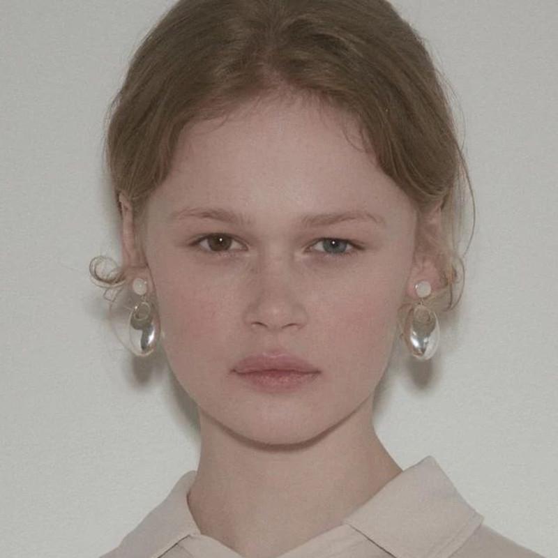 Простые Серьги-Гвоздики Геометрические Овальные Металлические с Инкрустацией Трехмерные Белые Жемчужные Серьги Нишевый Модный Тренд