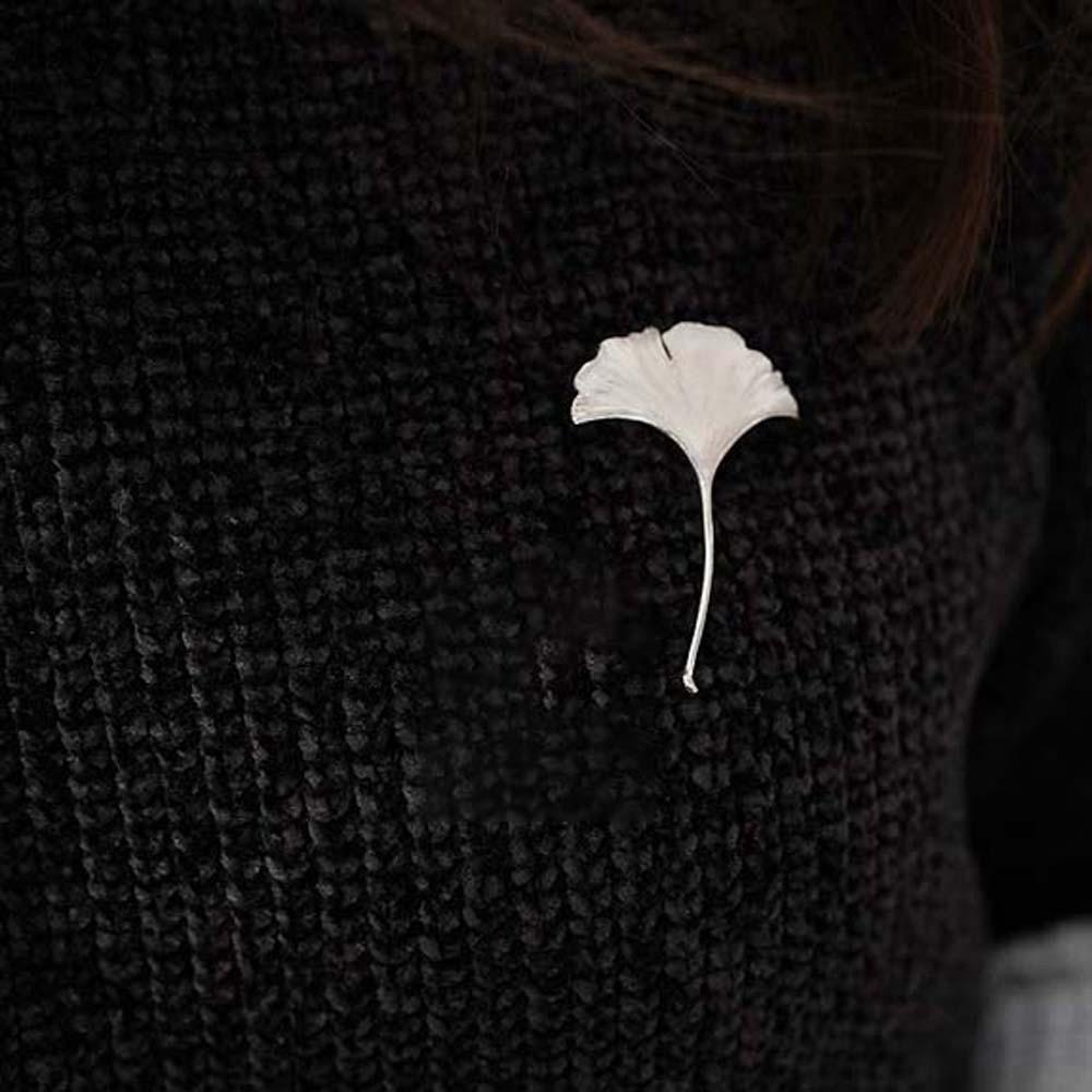 Vintage Ginkgo Leaf Brooch Elegant Metal Glossy Corsage Ornament Western-style Clothes