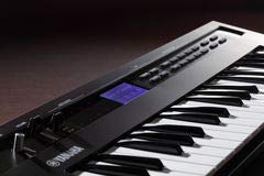 Yamaha Reface DX Synthesizer Professional High-Grade Sound Built-in Speakers Battery Operation Compatible with Cubase LE Music Production