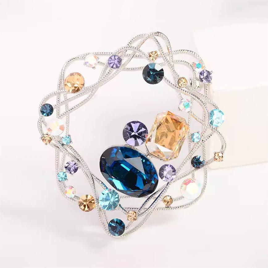 Luxurious Starry Sky Brooch, High-end Women's Light Luxury and Grand Crystal Brooch, Design Sense and Niche Brooch
