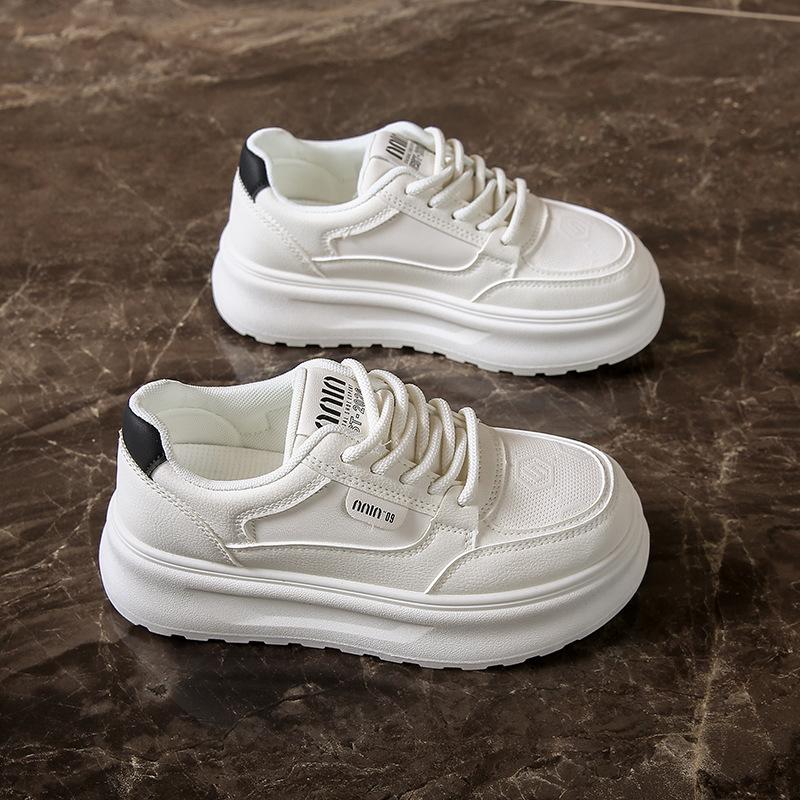 2025 весна маленькие белые туфли новая корейская версия ins студентки платформа увеличивающая рост спортивная обувь для скейтбординга повседневная обувь уличный снимок 261