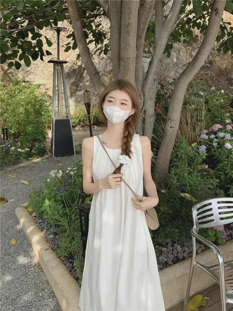 Женское летнее платье без рукавов в корейском стиле белого цвета для похудения