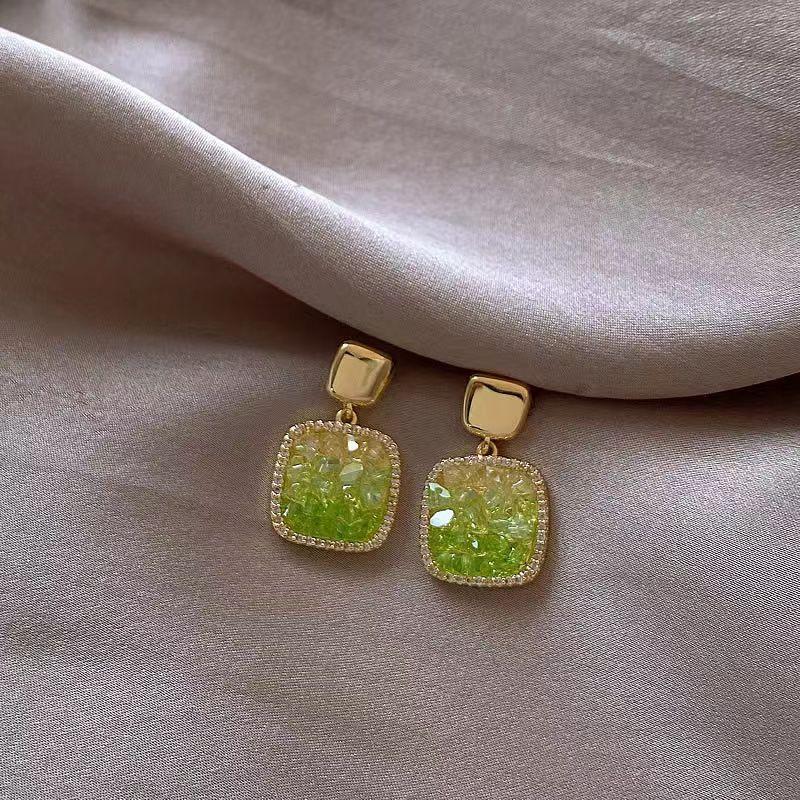 French vintage green square synthetic zircon earrings for women, light luxury elegance, high-end stud earrings, new versatile earrings wholesale