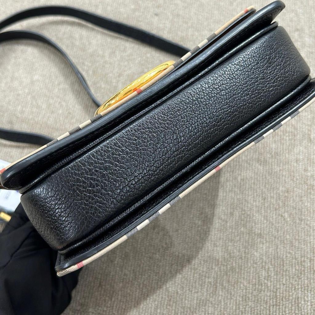 [Pre-Owned] Vintage Check D Shape Leather Crossbody Shoulder Bag - Excellent #1IUUYPT