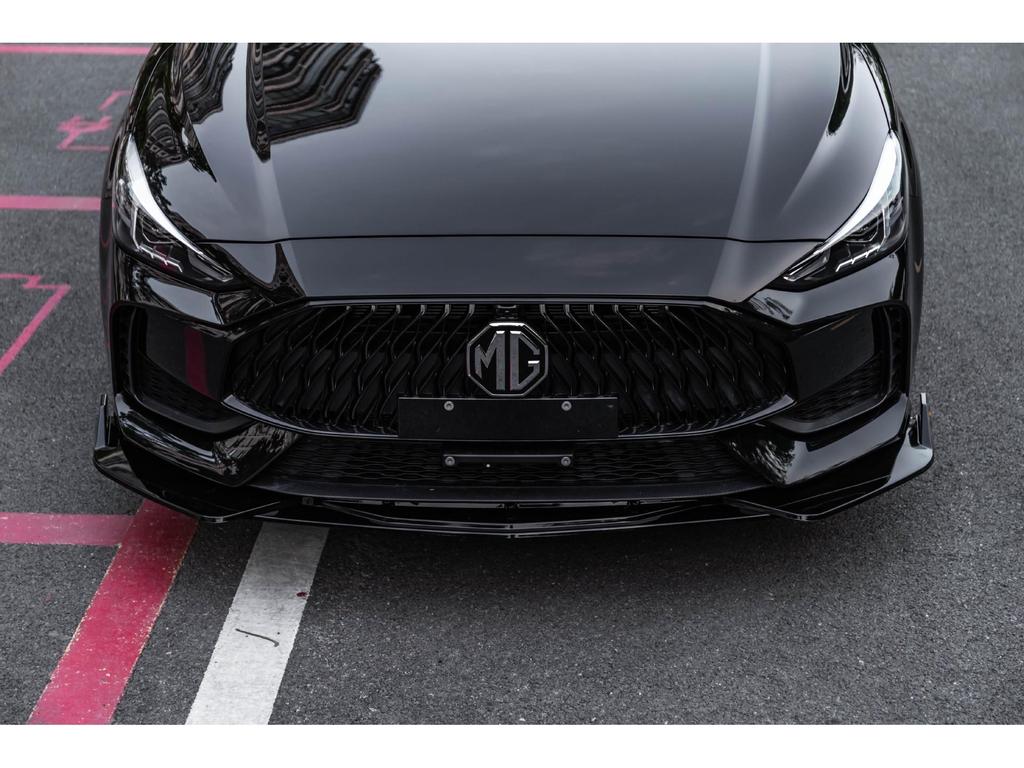 Совместимый комплект переднего бампера для MG5: Включает передний сплиттер, боковые юбки, задний спойлер и декоративную накладку на задний бампер.