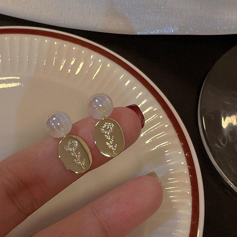 Серьги-цветы из пресноводного жемчуга с посеребренными и позолоченными иглами из настоящего золота, высококлассные серьги, французские серьги в стиле легкой роскоши, элегантные серьги для женщин