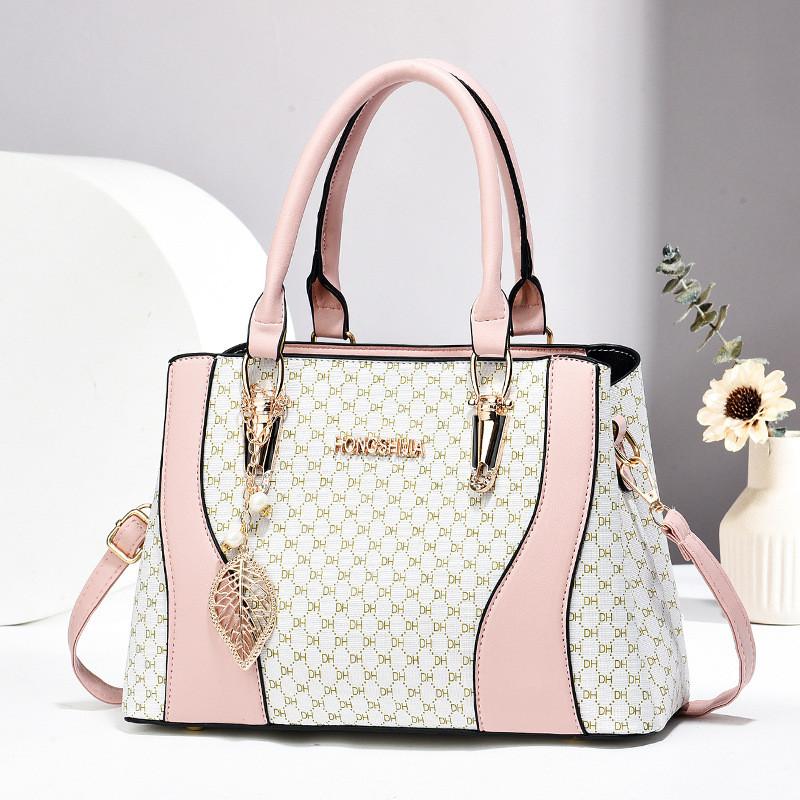 Elegant Fashionable Shoulder Bag For Women With Spacious Interior And Trendy Stitching