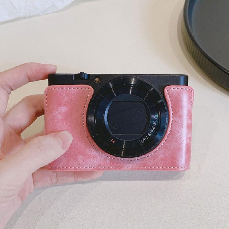 Гибкий чехол-сумка из искусственной кожи для фотоаппарата, обеспечивающий легкий доступ к батарее.