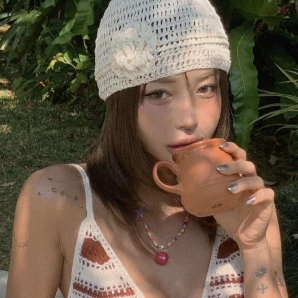 Вязаные шапки с цветами, ажурная шапка крючком с пайетками, шапка-бини в стиле Y2k