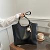 Large Capacity Tote Bag Women's New Fashion Shoulder Bag Minimalist Style Niche Design Armpit Bag