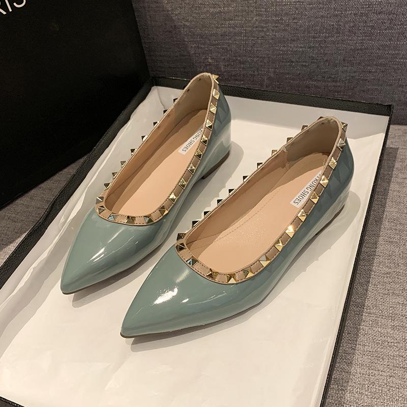 2025 лето новые заклепки неглубокий вырез универсальные нескользящие нюдовые остроносые мягкая лакированная кожа французский темперамент одинарные туфли женская обувь