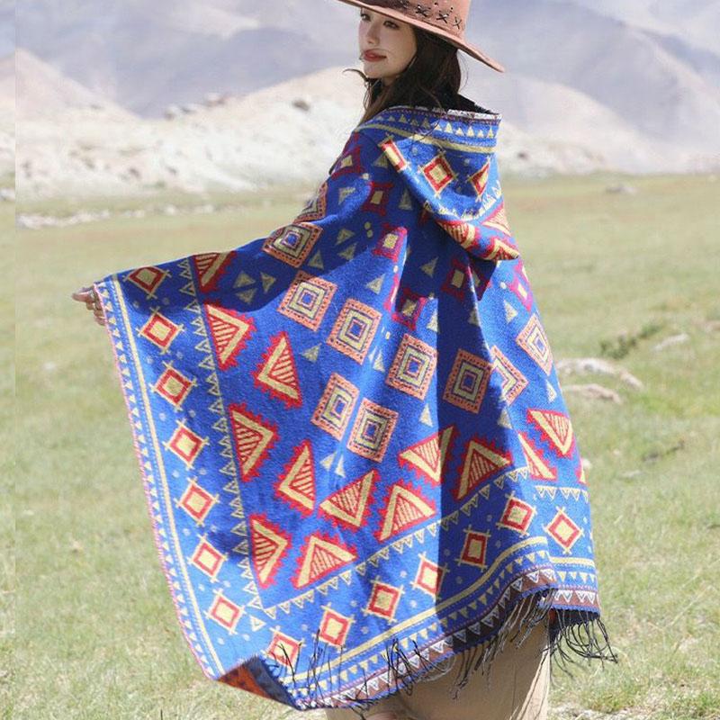 Наденьте шаль с капюшоном и накидку, чтобы согреться, накидку наденьте снаружи.