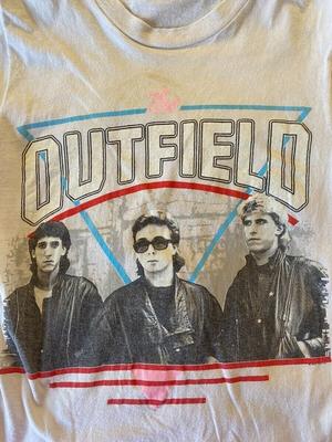Черная футболка унисекс с участниками группы The Outfield