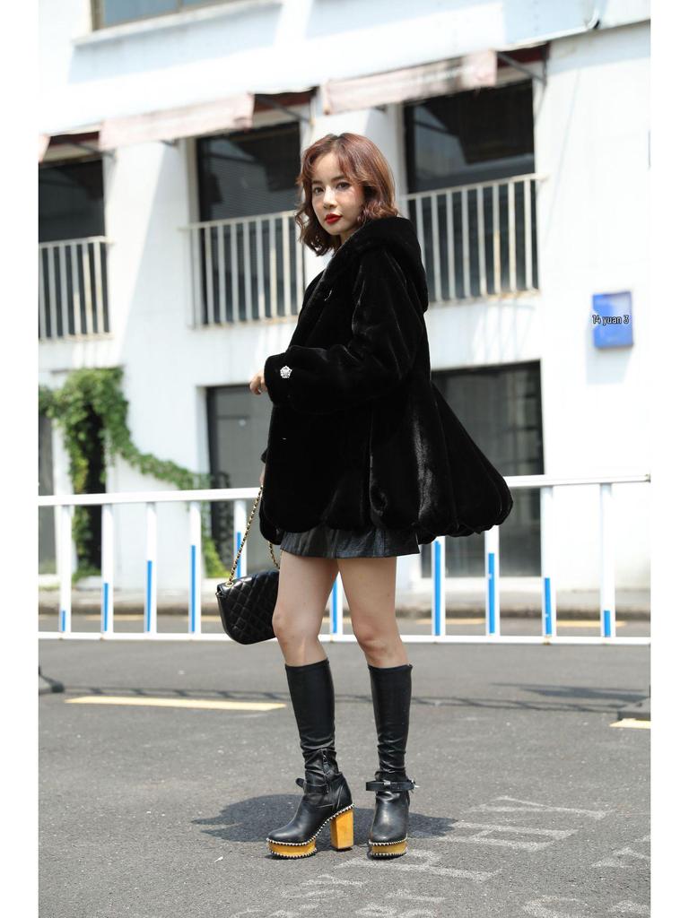 Пальто из искусственного меха норки и тосканы с капюшоном в корейском стиле с оборками и волнистым подолом (2021)