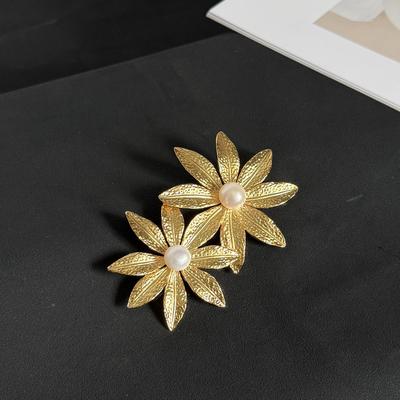 Брошь Aster в винтажном стиле с пресноводным жемчугом: Изысканный растительный дизайн, роскошный, высококлассный женский корсаж.