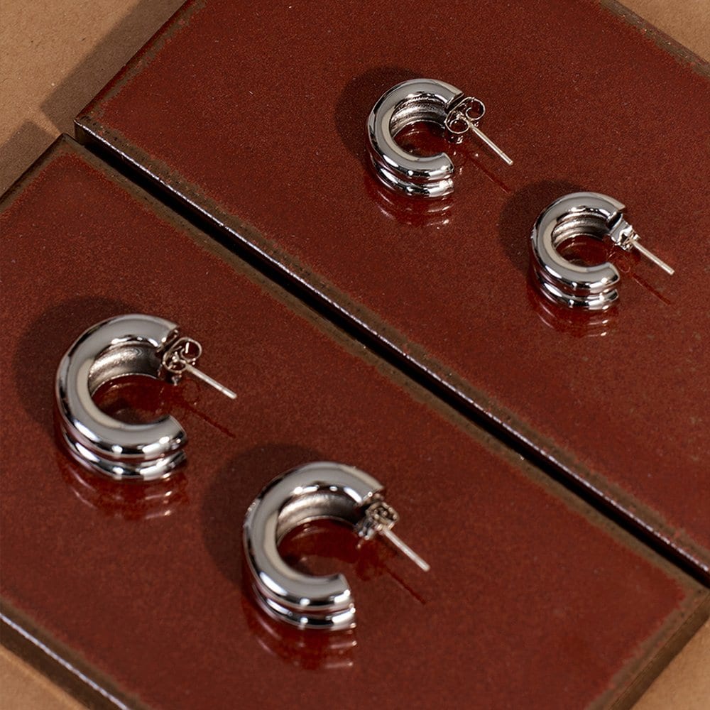 [Worn by Suzy, Jeon So-yeon, Jang Na-ra, Pyo Ye-jin, Kwon Yu-ri, Ailee, Yura, and Twice] Double Chubby Hoop Earring - White_S