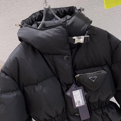 Winter new P home triangle bag, letter badge black waist down jacket