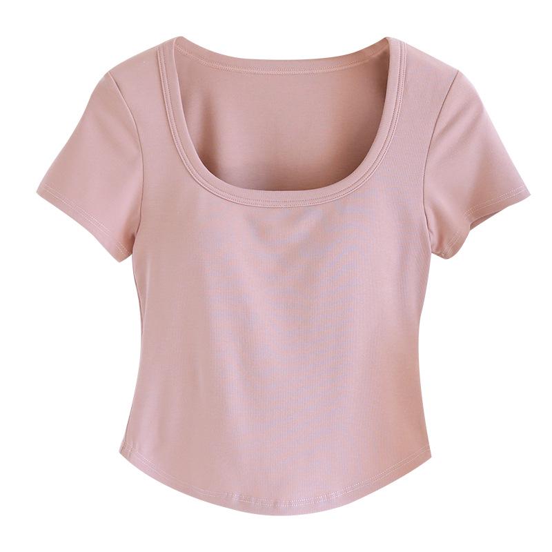 Женская футболка с коротким рукавом, подкладкой под грудь, неровным подолом, квадратным воротником и лифом-бюстгальтером — идеальный вариант для лета.