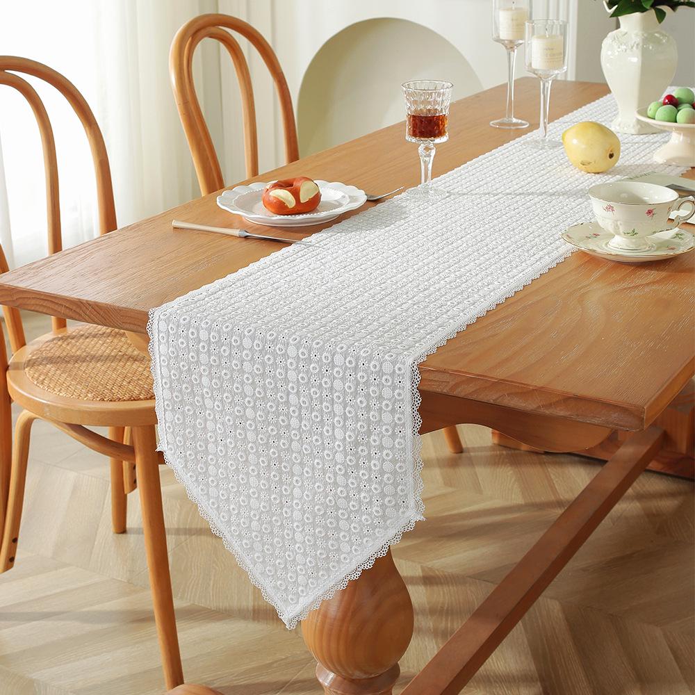 Высококачественная белая французская кружевная дорожка для стола: Полый ретро-дизайн для тумбочек под телевизор, ящиков и обувниц.