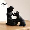 Современный Декор Полки для Домашнего Офиса, 3D-печатная Фигурка Девочки с Собакой, Минималистичная Приседающая Скульптура для Памятника Питомцу, Исцеляющий Спутник