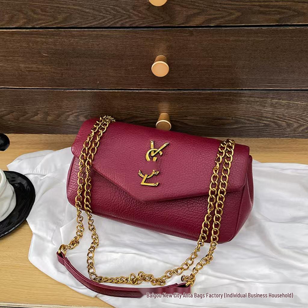 Трендовая однотонная текстурная сумка-цепочка на плечо для женщин 2025