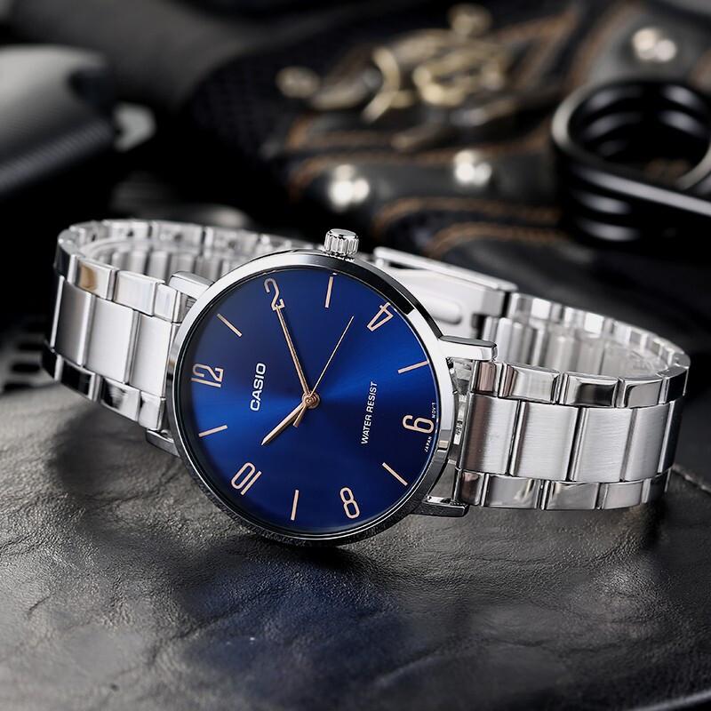 Casio Серия CASIOSTANDARD Классическая Простая Изысканная Модная Синий Водонепроницаемый Кварцевый Механизм Стальной Ремешок Японский и Корейский MTP-VT01D-2B2