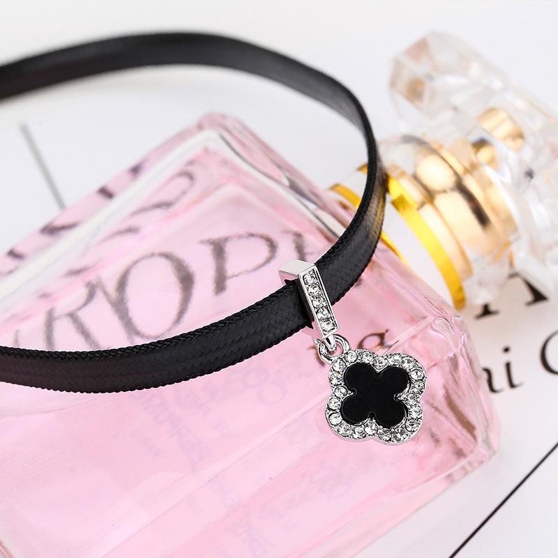 Модное черное ожерелье-чокер с четырьмя листочками клевера – универсальная, простая и стильная цепочка на ключицу для женщин