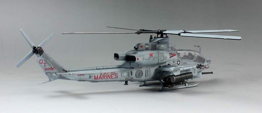 Пластиковая модель ударного вертолета корпуса морской пехоты США Viper DMO720012 1/72 AH-1Z