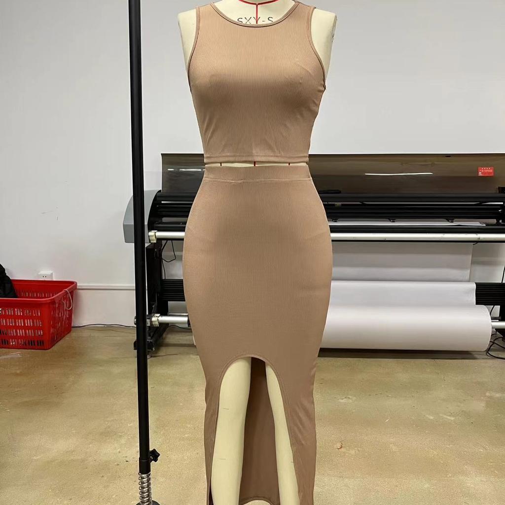 Новый весенне-летний женский комплект из двух предметов 2026 года: однотонный топ с круглым вырезом без рукавов и юбка-миди с боковым разрезом – облегающий костюм