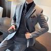 Мужской полосатый двубортный приталенный костюм в стиле business casual
