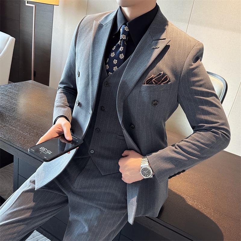 Мужской полосатый двубортный приталенный костюм в стиле business casual
