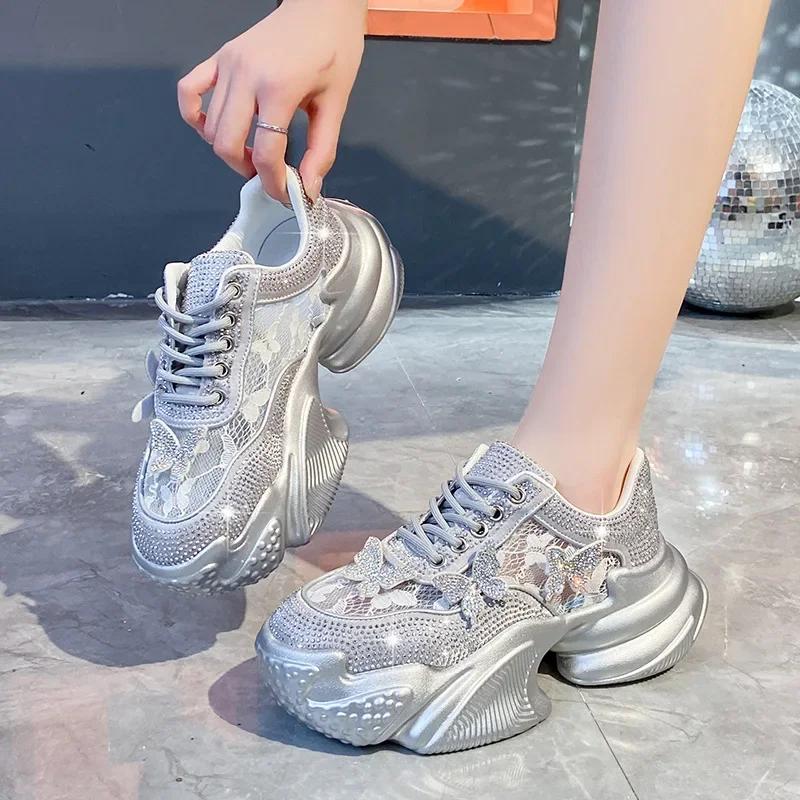 Модная женская вулканизированная обувь на толстой подошве, обувь для папы, украшенная водными бриллиантами, из мягкой дышащей сетки и клиновидная подошва