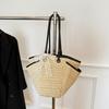 Новая простая модная соломенная сумка большой вместимости 2025 весна, женская сумка с нишевым дизайном через плечо, повседневная сумка-ведро