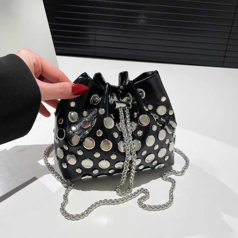 Personalized Rivet Bag Women's Spring Summer New 2025 Korean Version Fashion Niche Shoulder Bag Chain Crossbody Bucket Bag