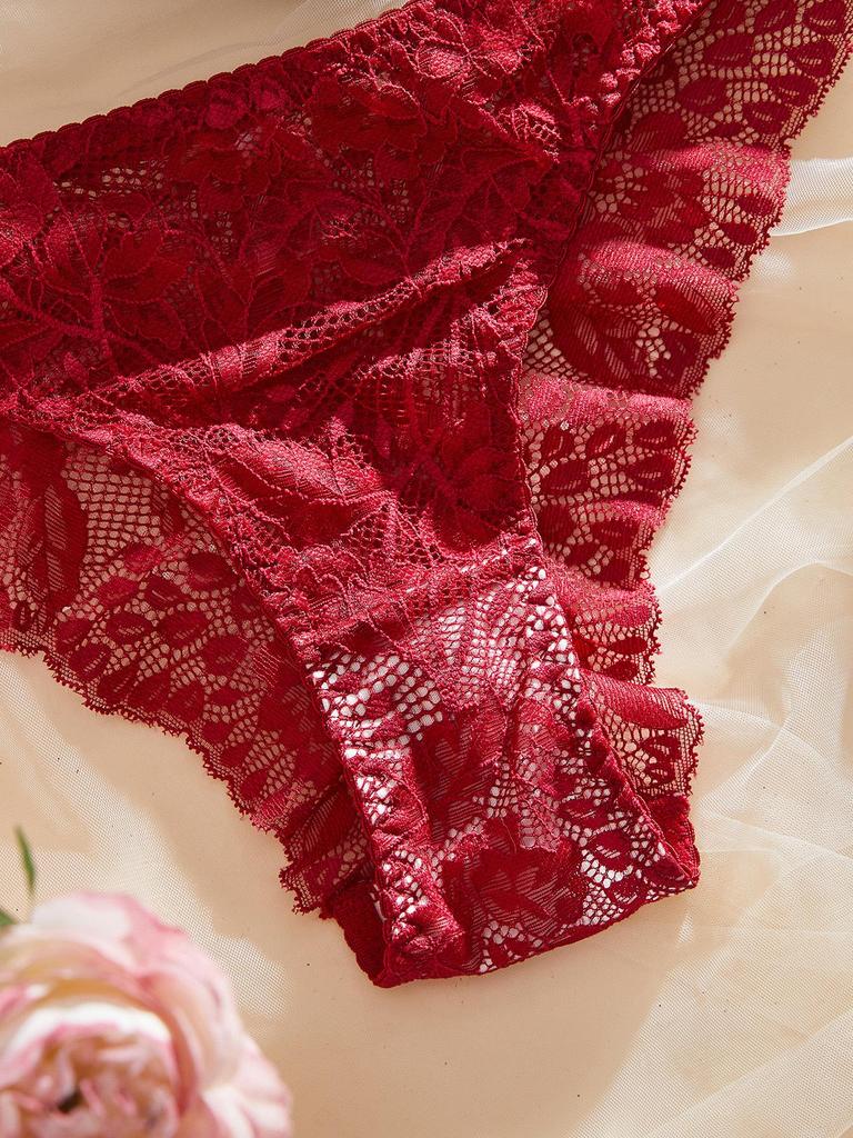 Комплект французского кружевного нижнего белья: Сексуальный комплект из бюстгальтера с вырезами и стрингов