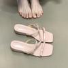Бантик квадратный носок низкий каблук односложные шлепанцы девушка носит крутые шлепанцы летом 2025 года сказочный стиль универсальные розовые сандалии