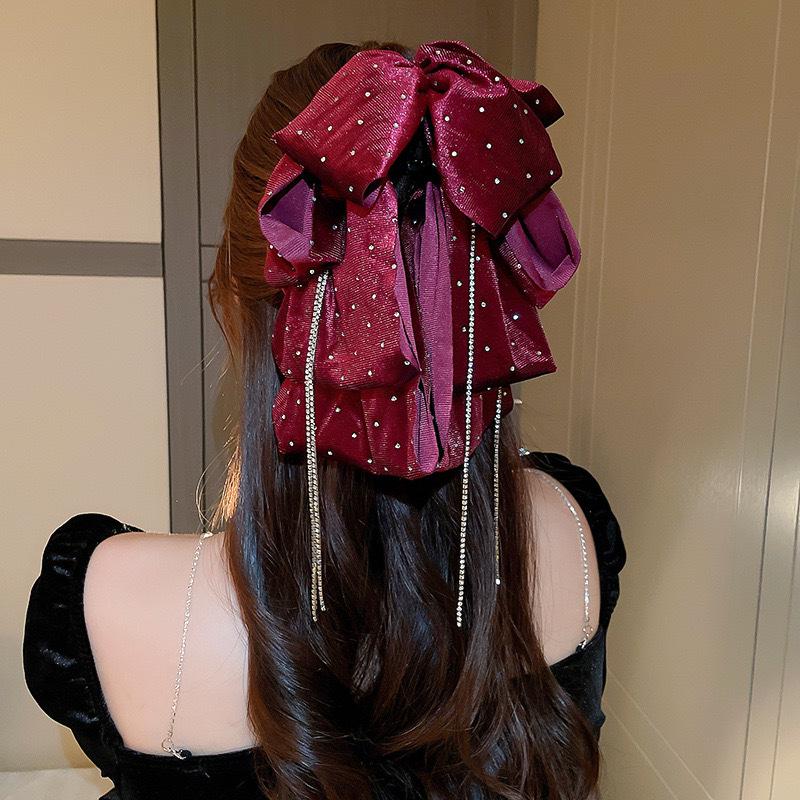 Заколка-бантик из красного бархата: Элегантный весенний зажим для волос на Новый год